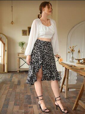 Elegant long dress with a bohemian floral print featuring a side slit.